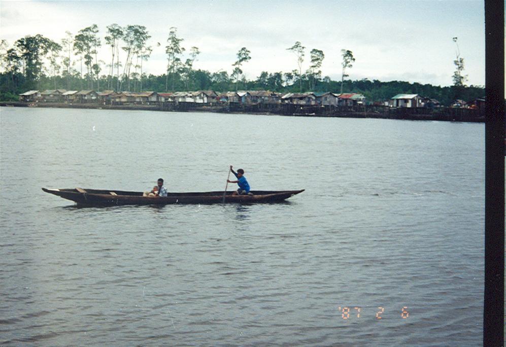 BD/269/97 - 
Een prauw op zee ter hoogte van een dorp aan de Mimikaanse kust
