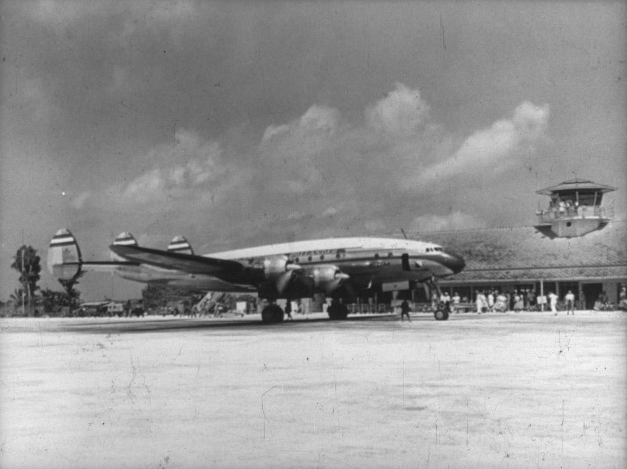 BD/285/101 - 
Luchthaven met vliegtuig aan grond
