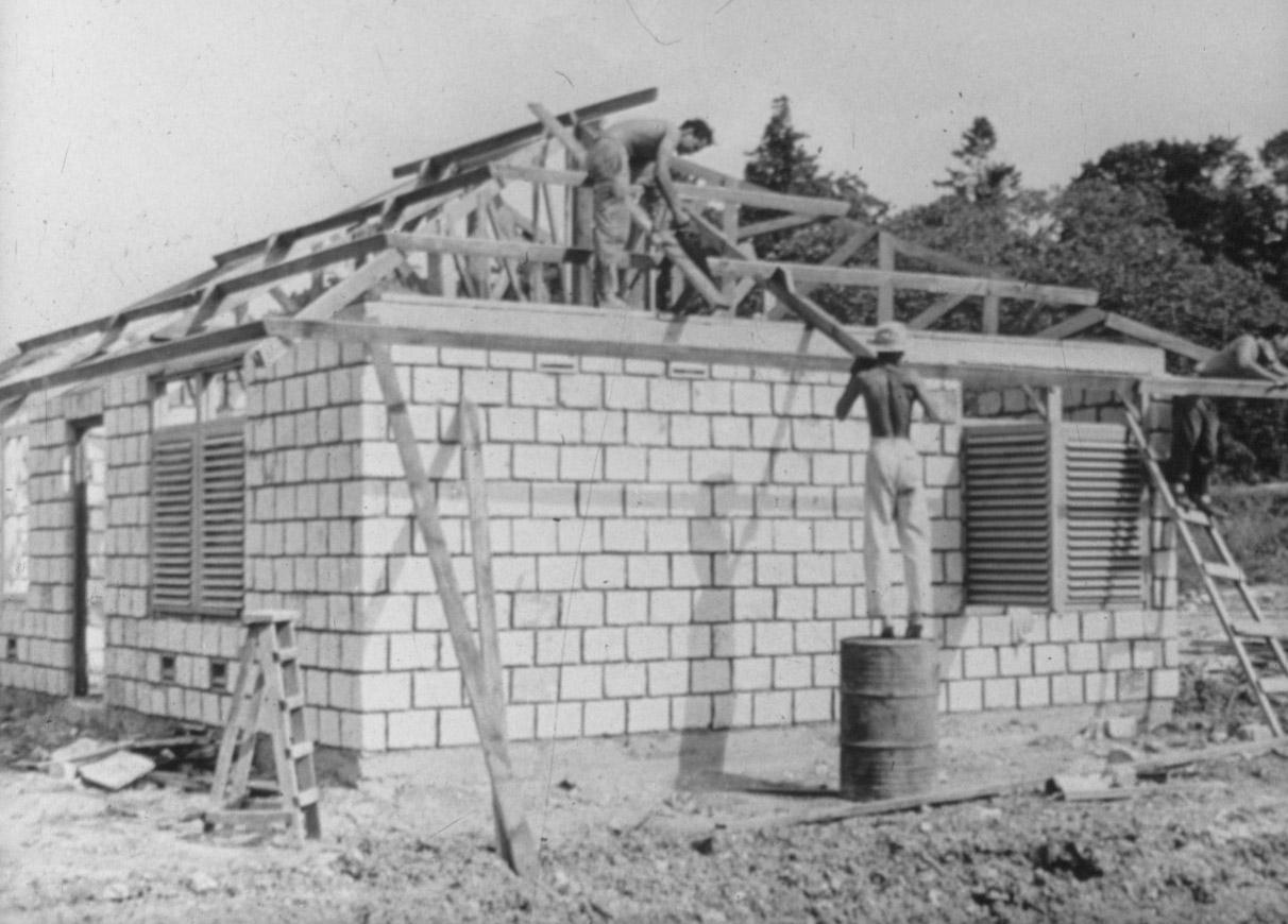 BD/285/134 - 
Metselaars bouwen aan woning bestemd voor een ambtenaar van het gouvernement
