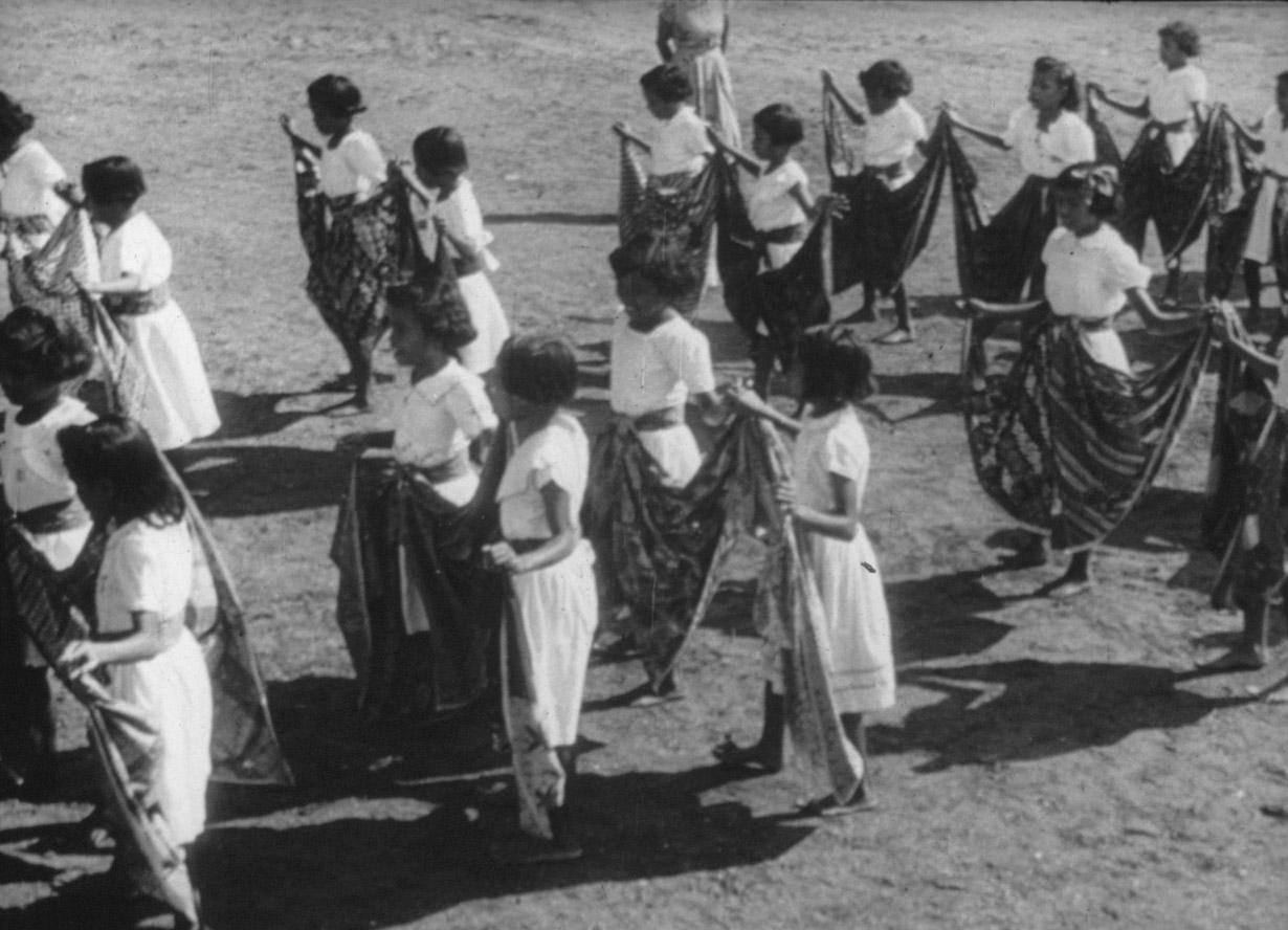 BD/285/137 - 
Jonge vrouwen dansen met grote doeken
