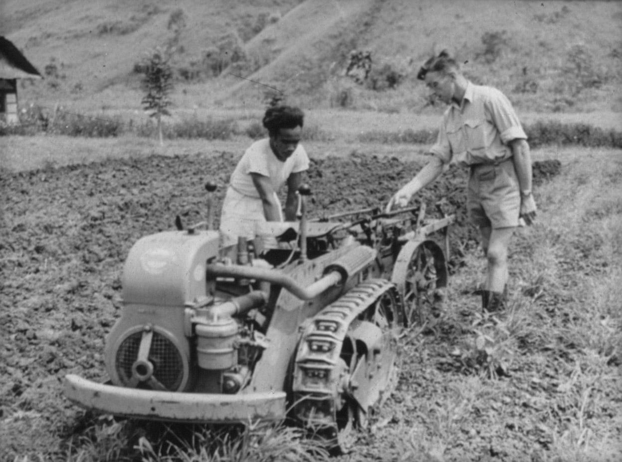 BD/285/197 - 
Landbewerking met behulp van een tractor
