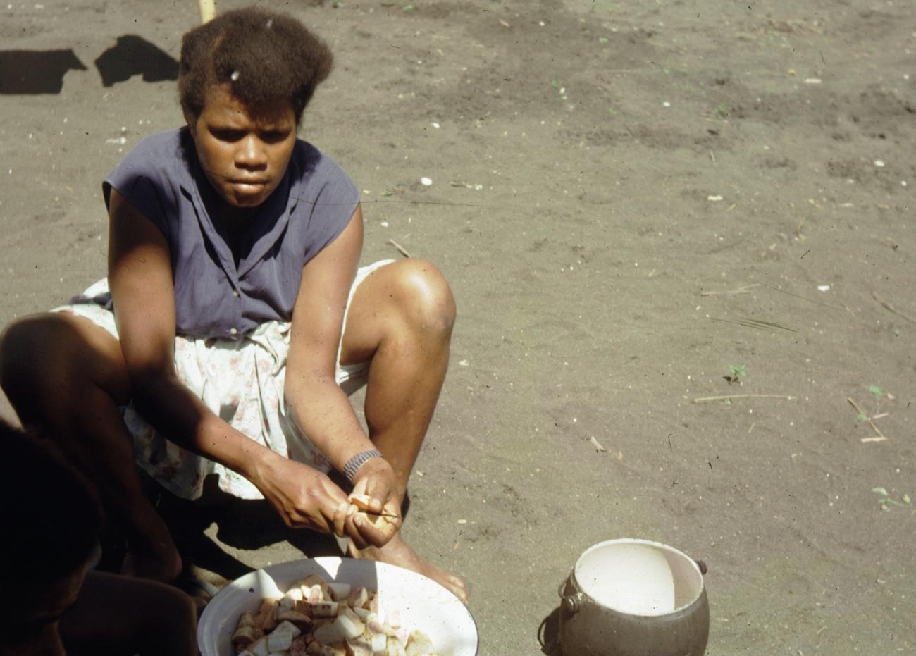 BD/289/43 - 
Vrouwen bezig met bereiden van eten 
