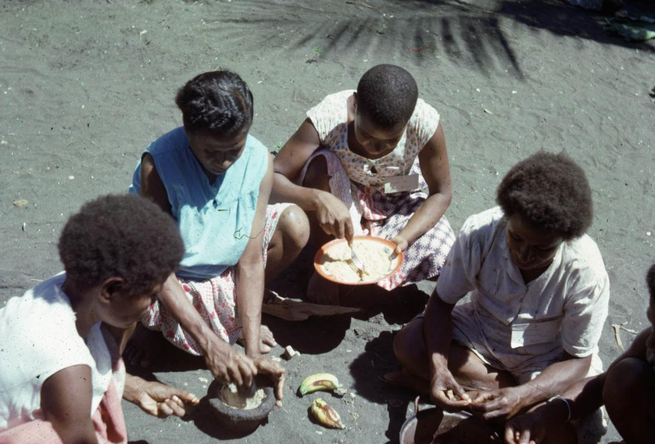 BD/289/50 - 
vrouwen bezig met bereiden van eten
