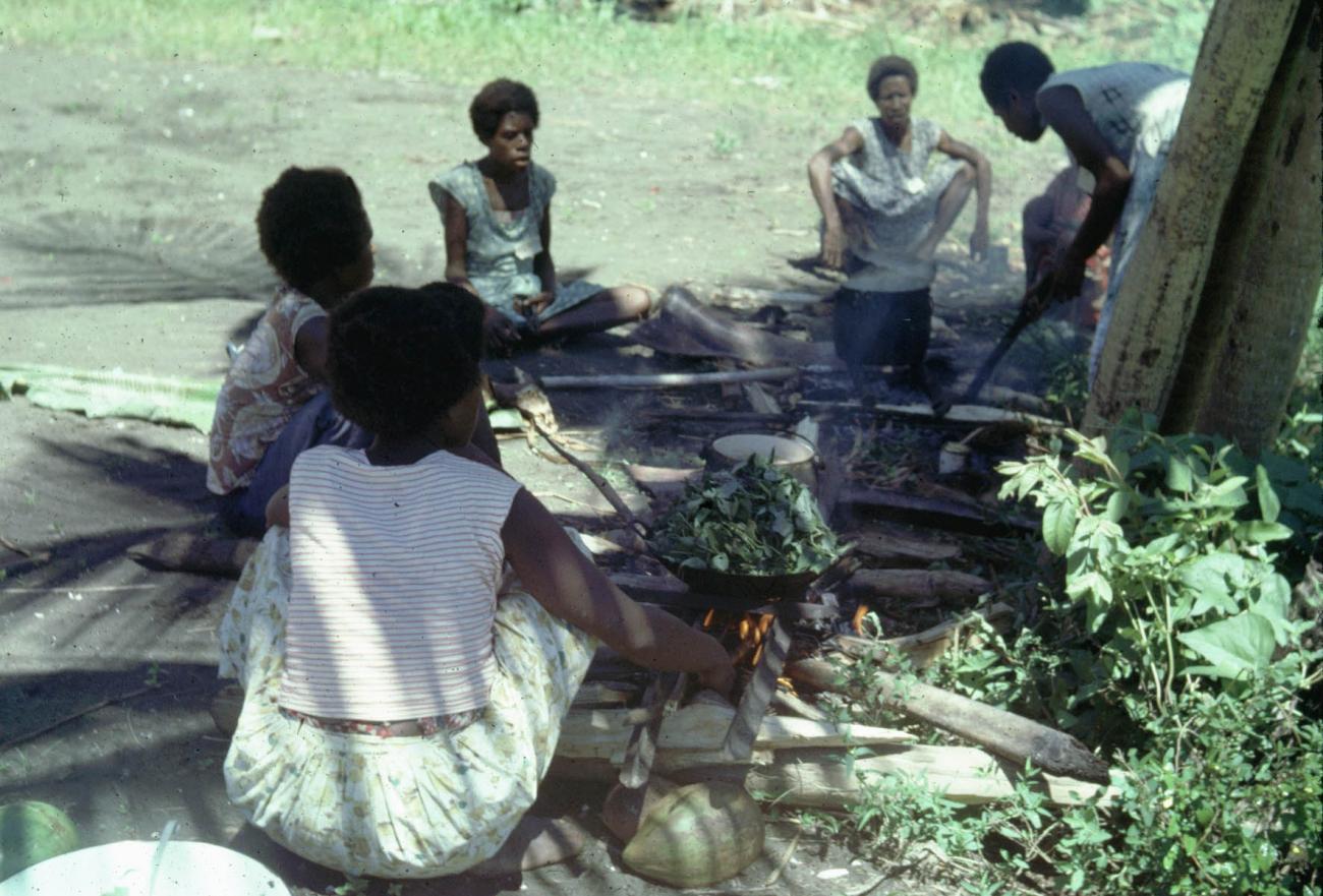 BD/289/51 - 
vrouwen bezig met bereiden van eten
