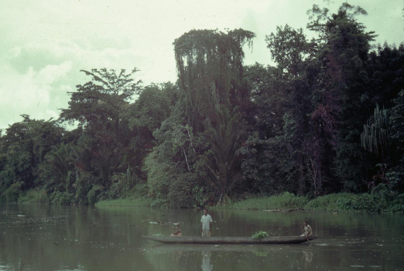 BD/289/79 - 
Prauw op rivier met man en twee vrouwen. 

