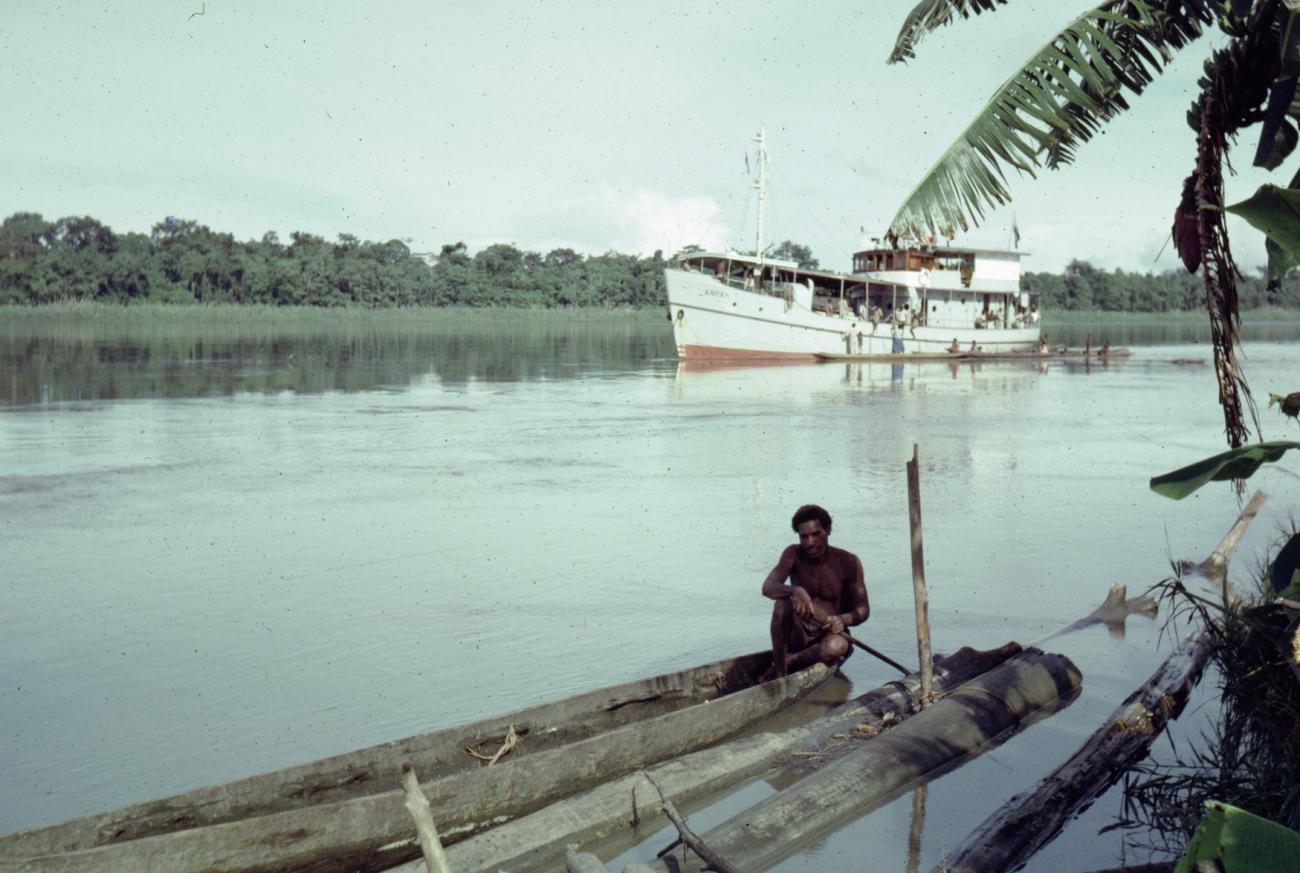 BD/289/83 - 
Man in prauw met op achtergrond schip
