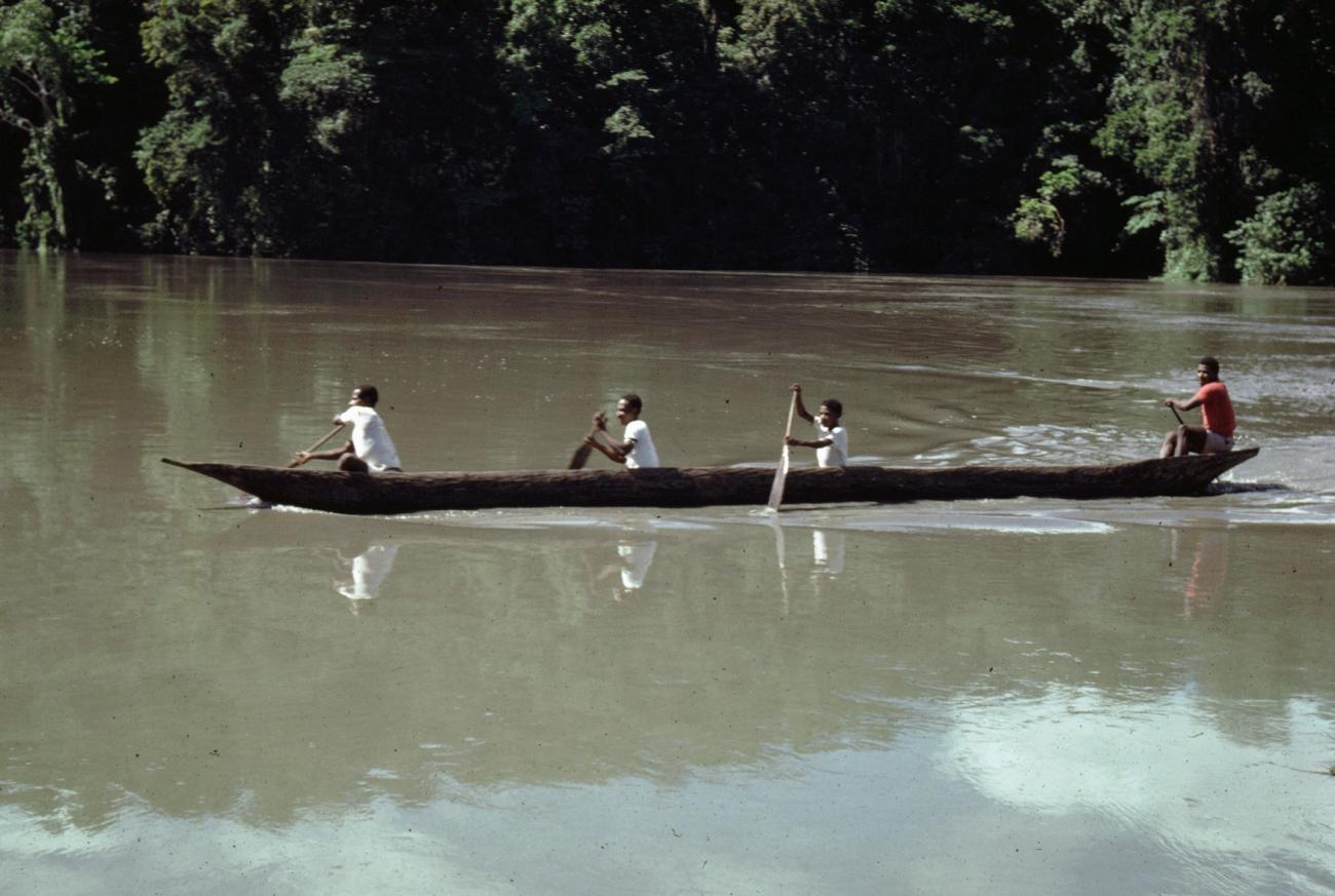 BD/289/85 - 
Prauw met drie mannen op rivier
