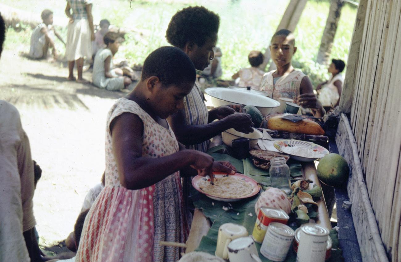 BD/289/98 - 
vrouwen bezig met voedselbereiding
