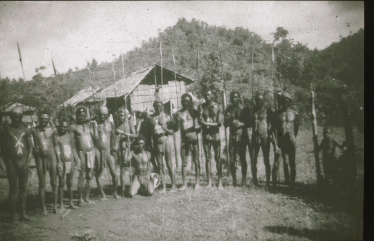 BD/309/149 - 
Groep mannen in traditionele kleding met speren
