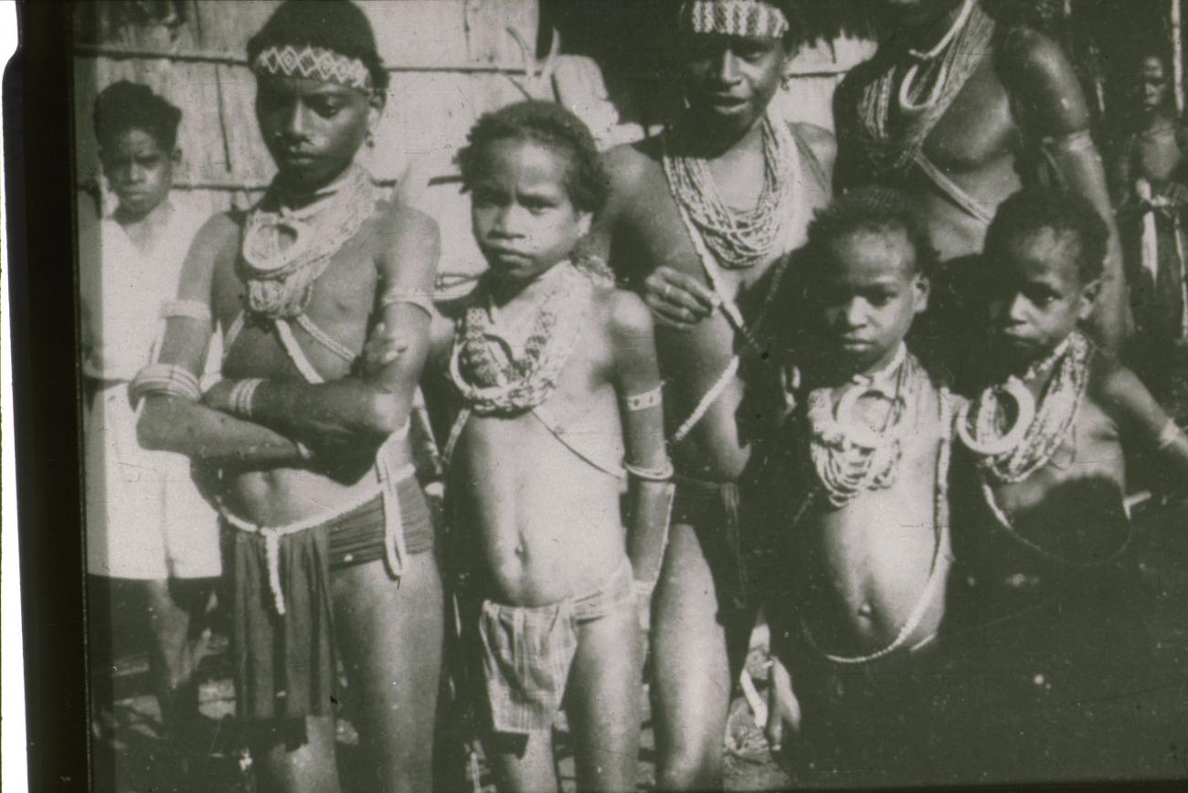 BD/309/152 - 
Groepsfoto van kinderen in traditionele kleding

