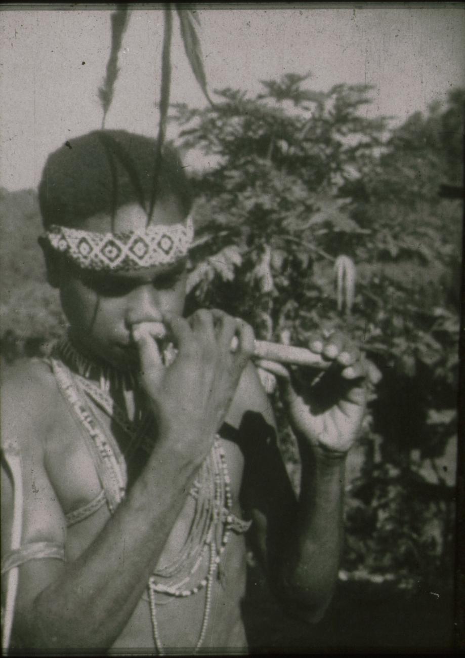 BD/309/153 - 
Jonge man met halssieraden, hoofdband en armband met dolk
