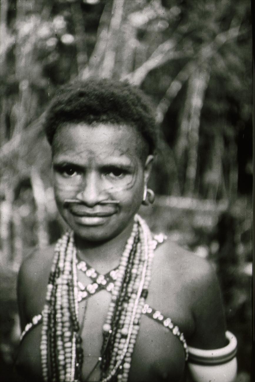 BD/309/157 - 
Portret van vrouw met halssieraden, armbanden, oorbel en neusversiering

