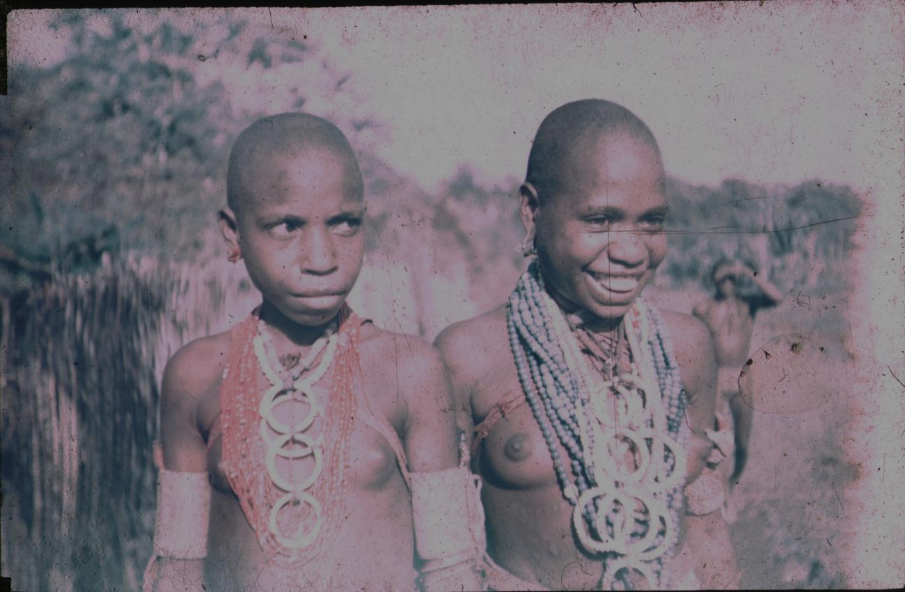 BD/309/159 - 
Twee vrouwen met traditionele halssieraden en armband 
