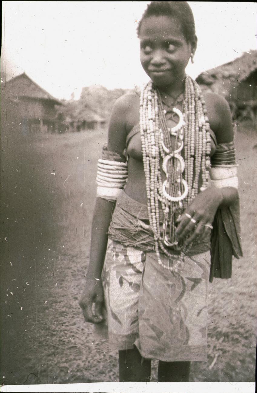 BD/309/161 - 
Jonge vrouw in traditionele kleding met sieraden, armbanden en ringen
