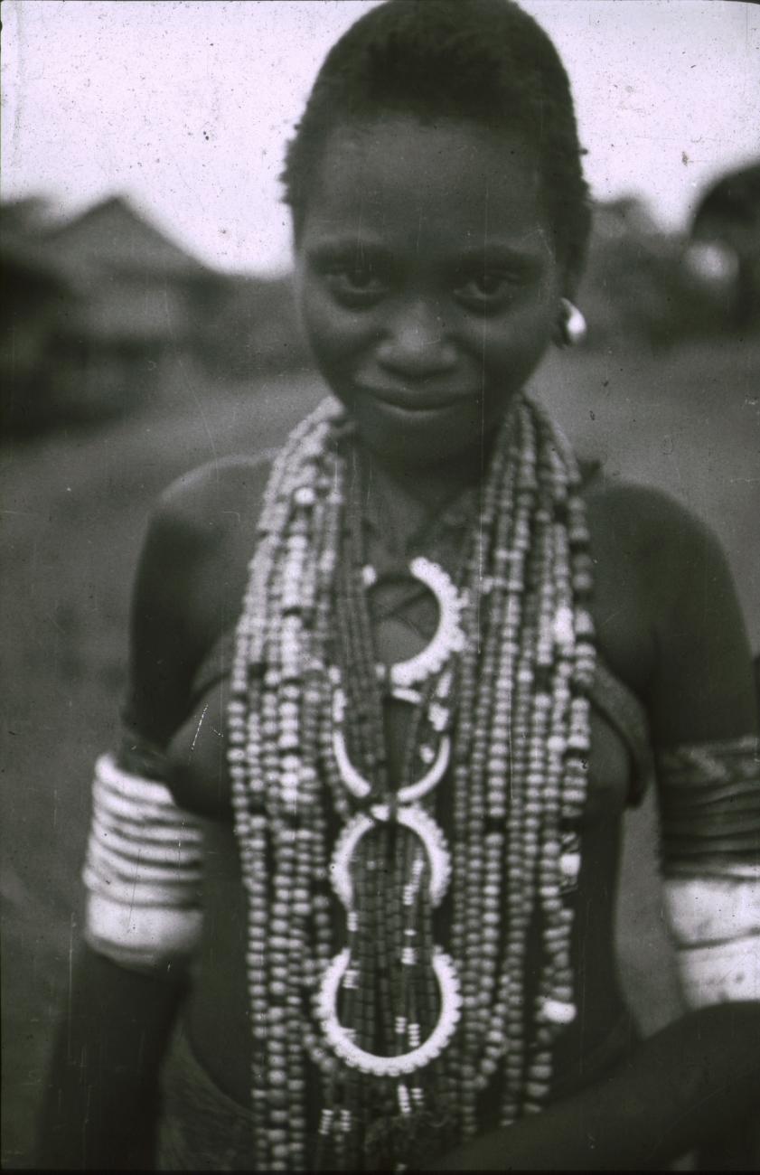BD/309/162 - 
Jonge vrouw in traditionele kleding met sieraden en armbanden 
