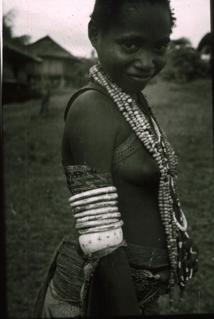 BD/309/163 - 
Jonge vrouw in traditionele kleding met sieraden en armbanden 
