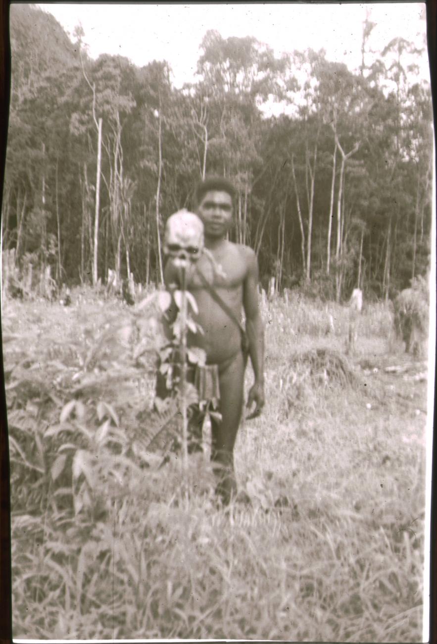 BD/309/181 - 
Man poserend met een schedel van een mens 
