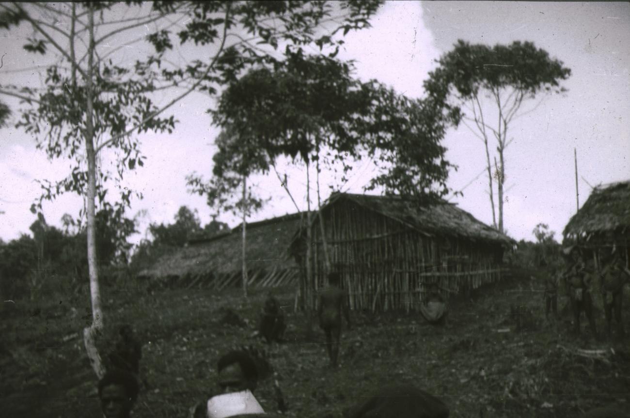 BD/309/183 - 
Dorpsgezicht met traditionele huizen en mensen
