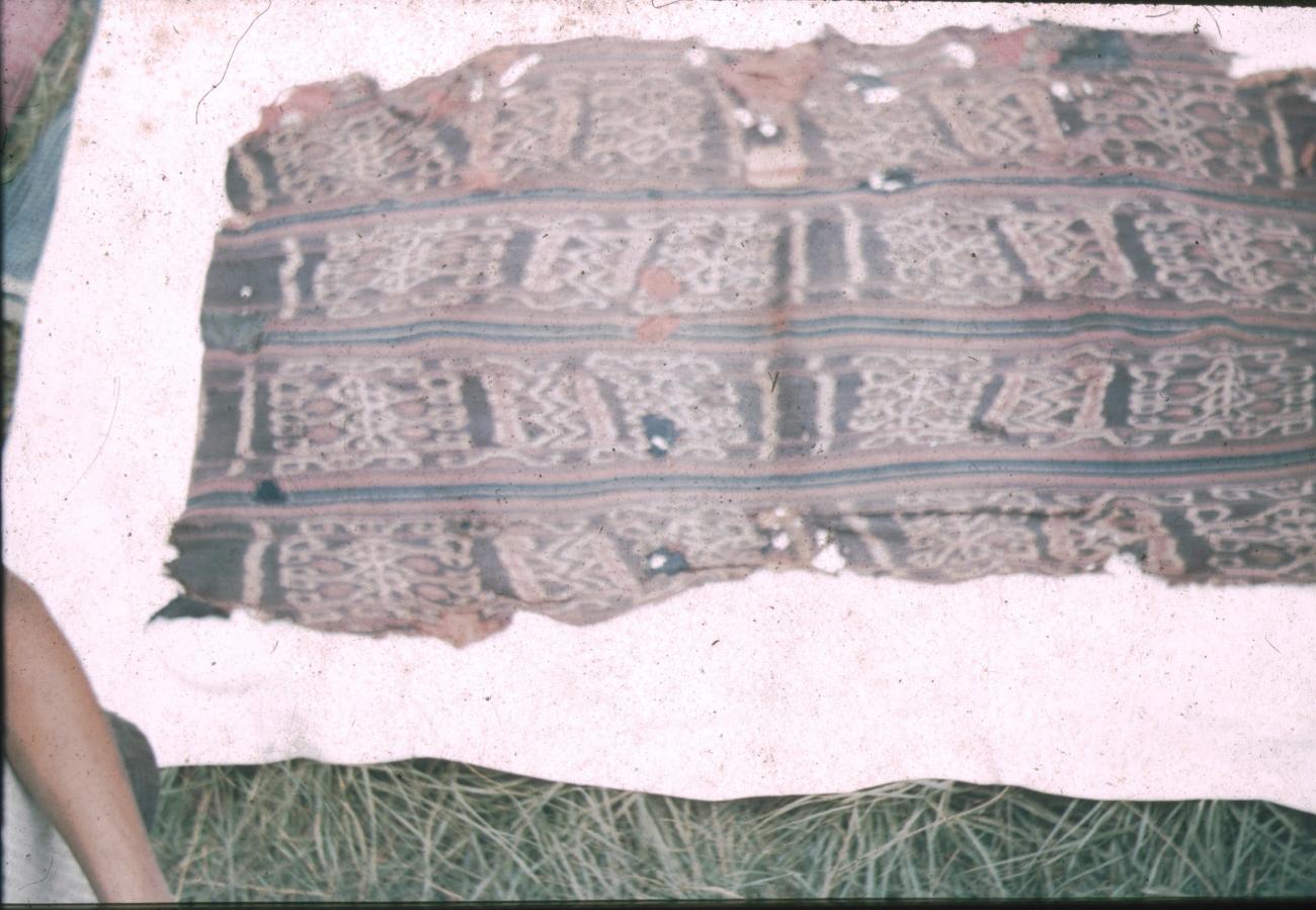 BD/309/187 - 
Geweven doek, Kain Timur, met  ceremoni
