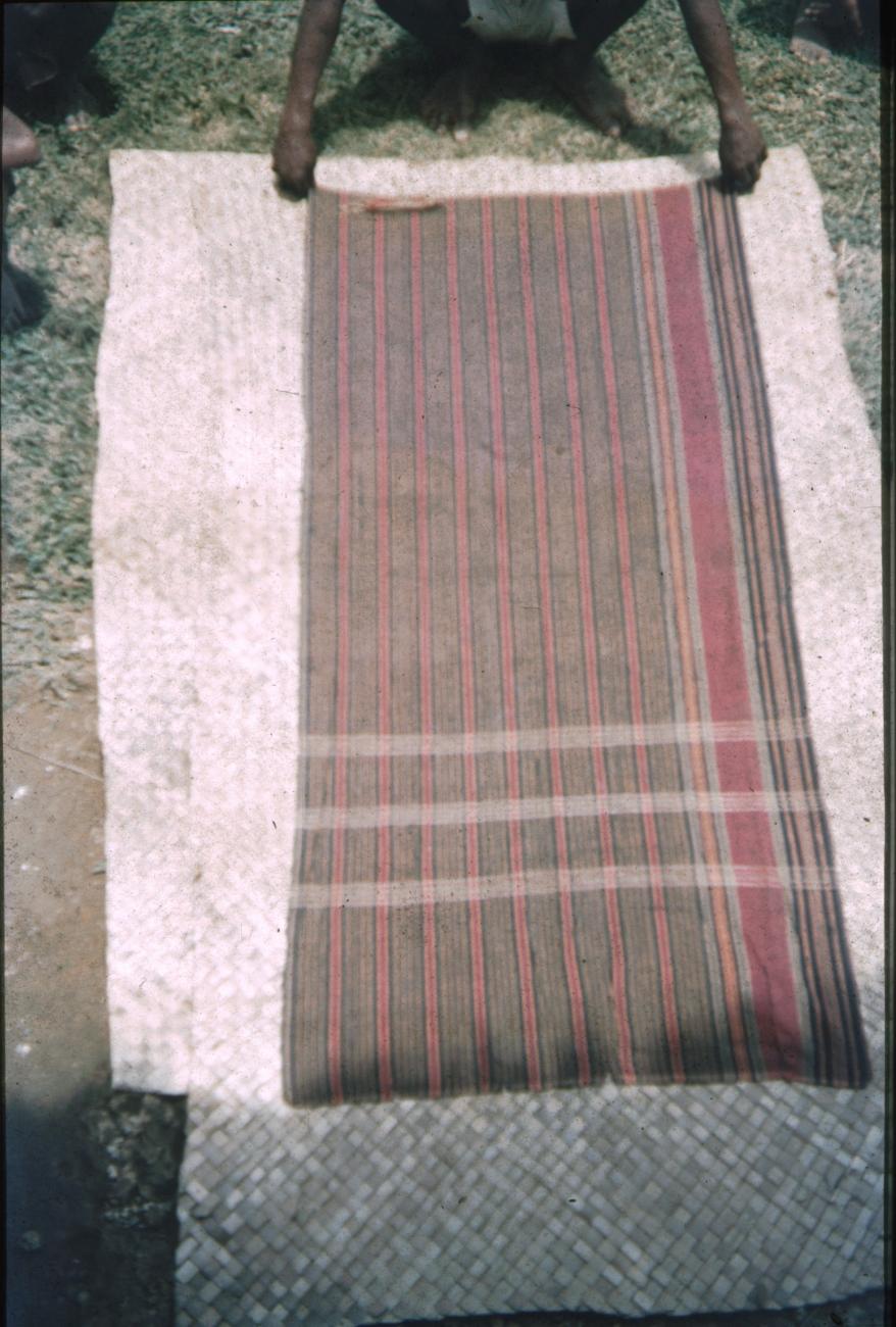 BD/309/190 - 
Geweven doek, Kain Timur, met  ceremoni
