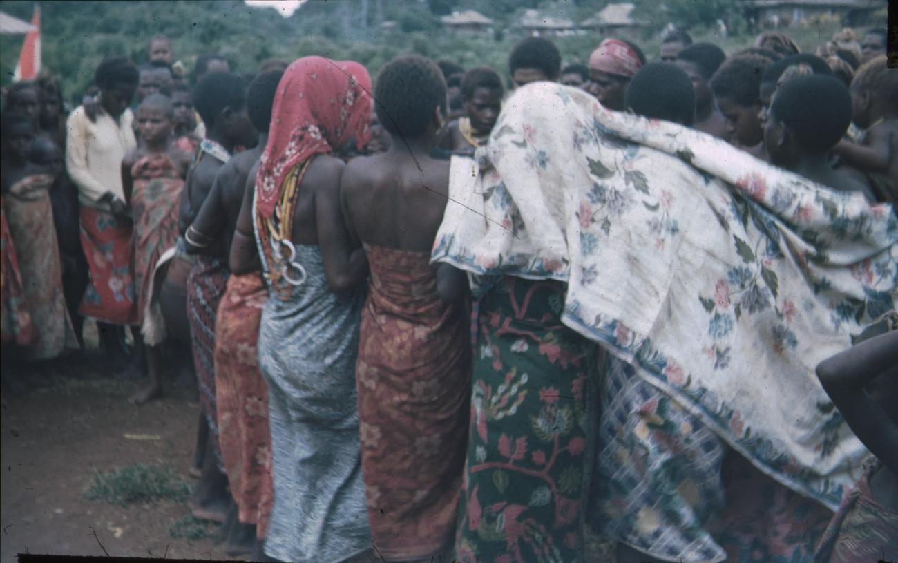 BD/309/198 - 
Groep geklede vrouwen 
