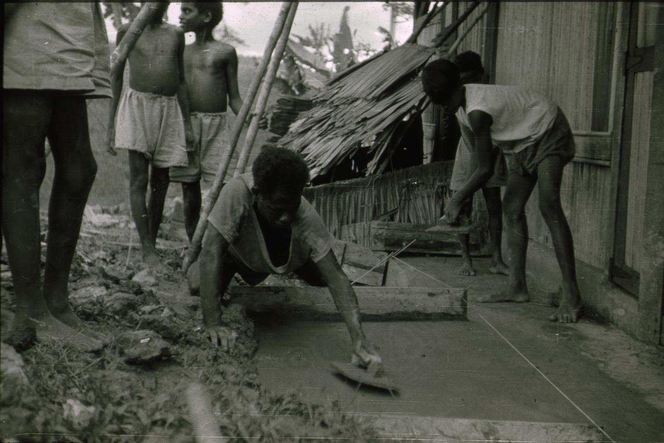 BD/309/216 - 
Afstrijken van een cementen vloertje van de Jongens Vervolgschool JVVS in Teminabuan
