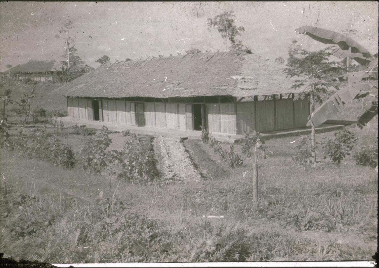 BD/309/218 - 
Terrein met gebouw van de Jongens Vervolgschool JVVS in Teminabuan
