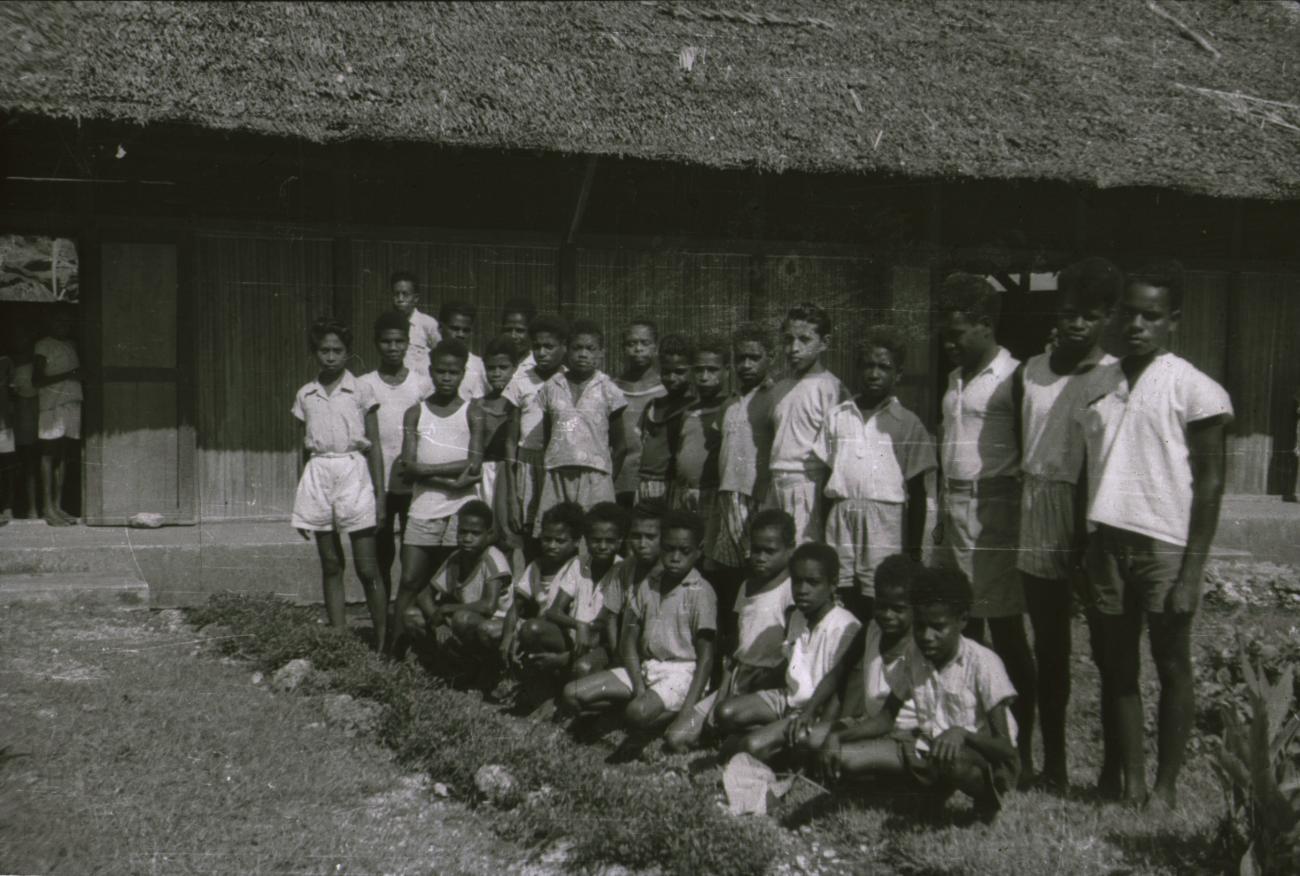 BD/309/221 - 
Groepsfoto met leerlingen van de Jongens Vervolgschool JVVS in Teminabuan
