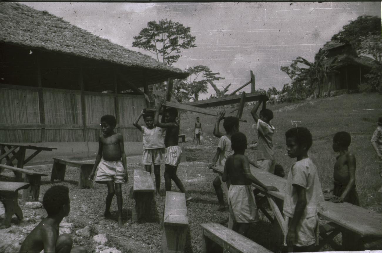 BD/309/224 - 
Werkzaamheden door leerlingen van de Jongens Vervolgschool JVVS in Teminabuan
