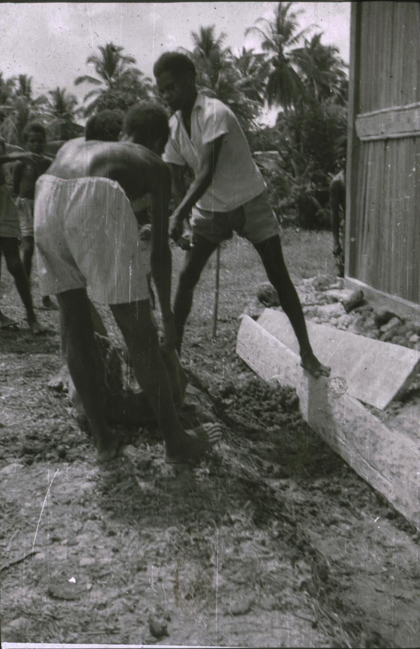 BD/309/225 - 
Het maken van een afvoergoot op de Jongens Vervolgschool JVVS in Teminabuan 
