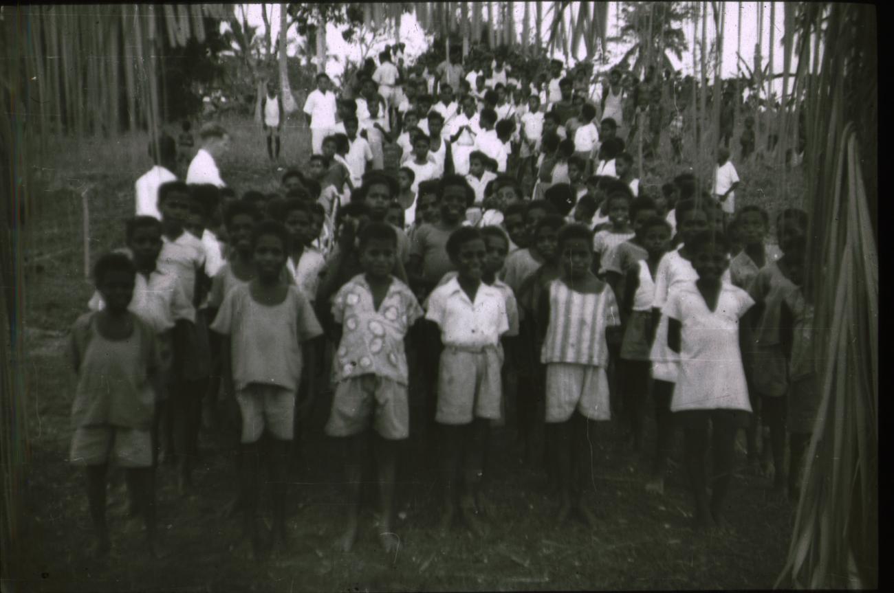 BD/309/232 - 
Groepsfoto van leerlingen van de Jongens Vervolgschool JVVS in Teminabuan 
