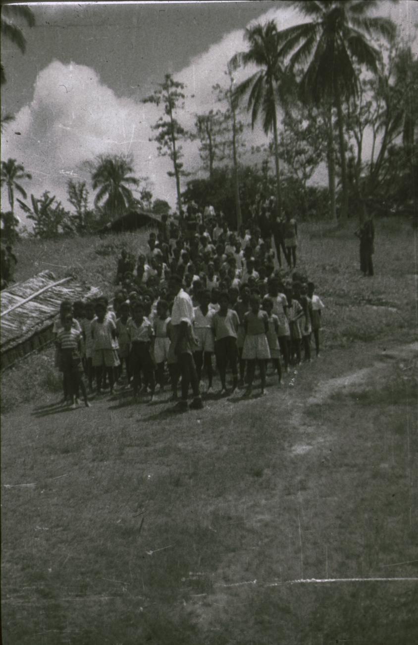 BD/309/233 - 
Groepsfoto van leerlingen van de Jongens Vervolgschool JVVS in Teminabuan 

