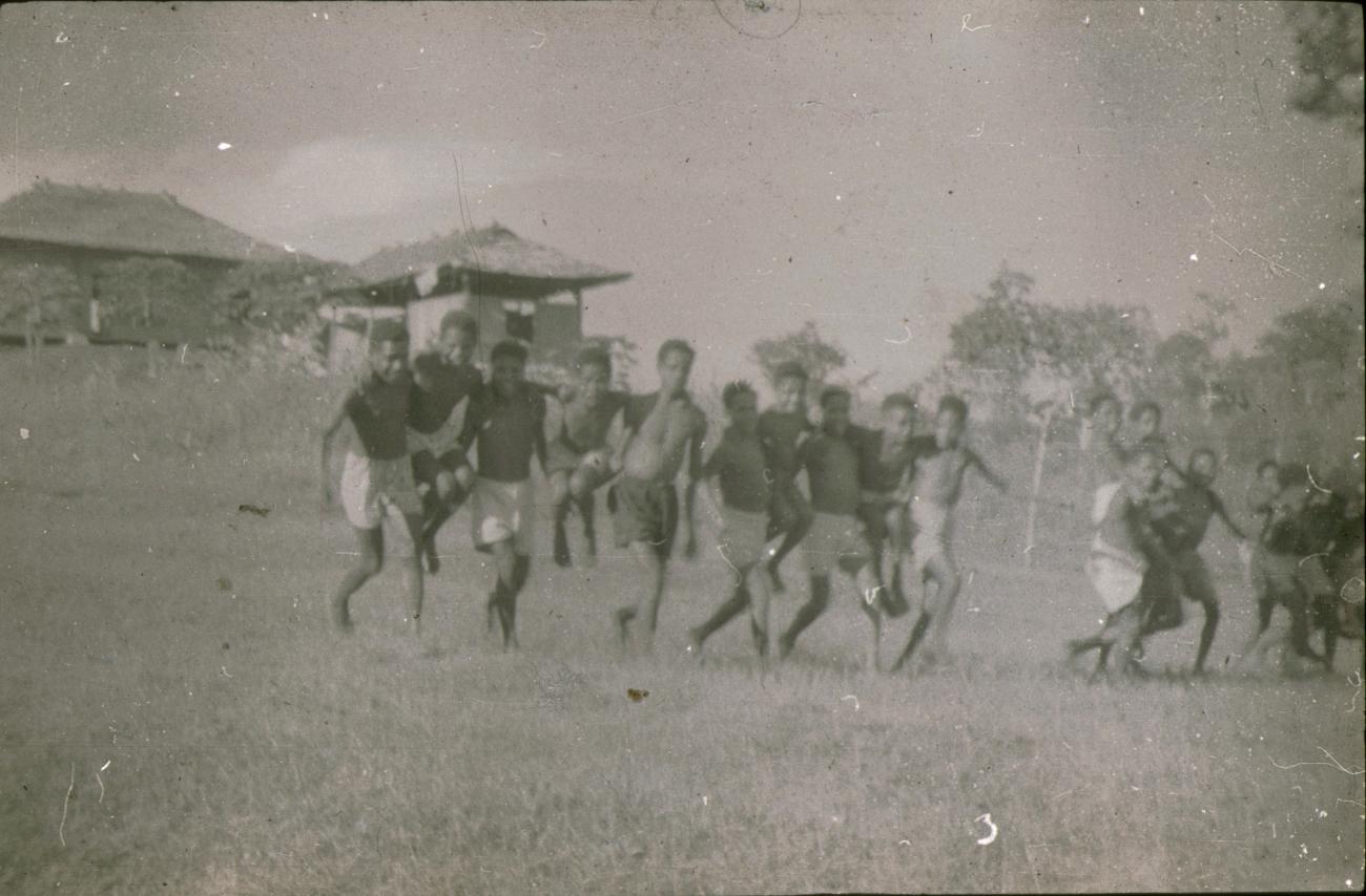 BD/309/234 - 
Spelende en sportende leerlingen van de Jongens Vervolgschool JVVS in Teminabuan 

