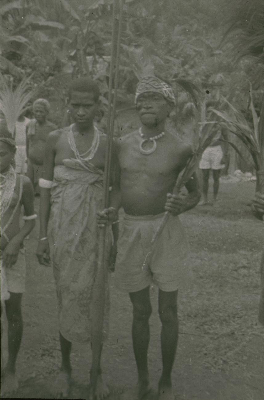 BD/309/260 - 
Vrouw en man met twee speren en rituele dansstok, kettingen en armband
