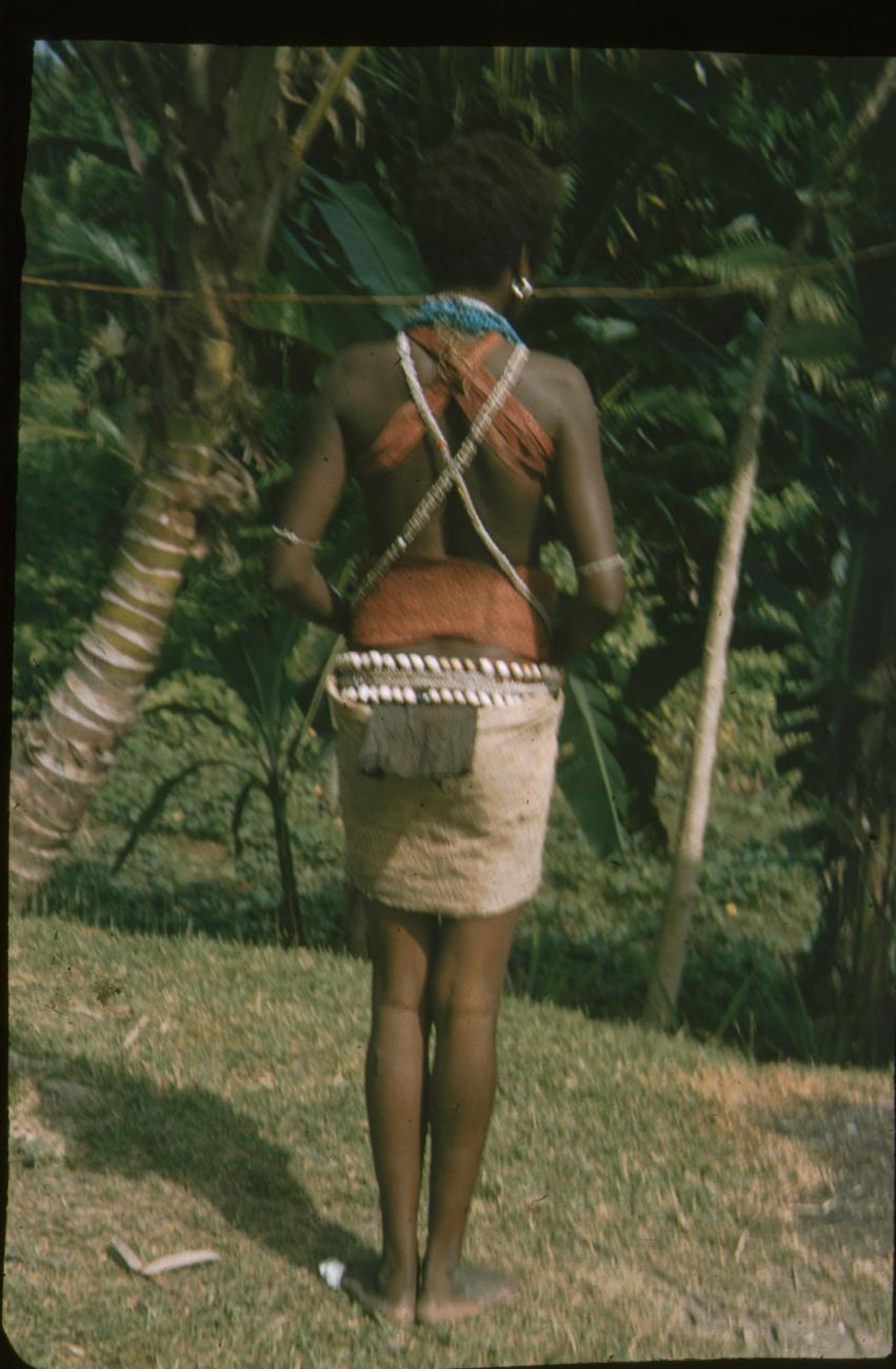 BD/309/265 - 
Vrouw met kettingen en schelpenbanden
