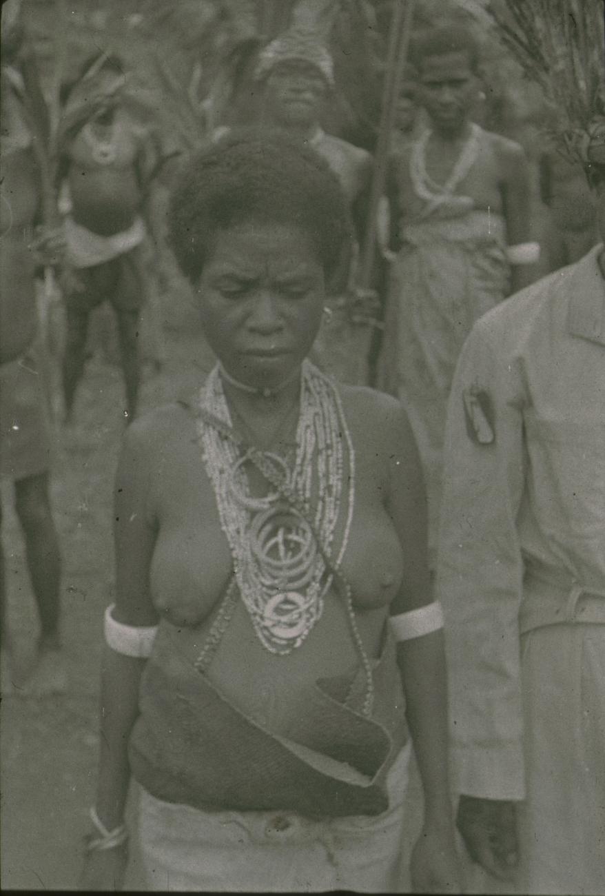 BD/309/266 - 
Vrouw met kettingen en armbanden van geslepen schelp
