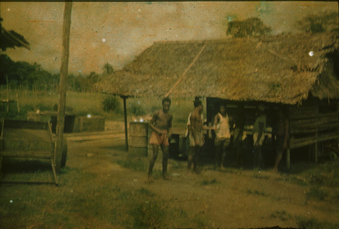 BD/309/288 - 
Dorpsgezicht met enkele mannen en traditioneel gebouw  
