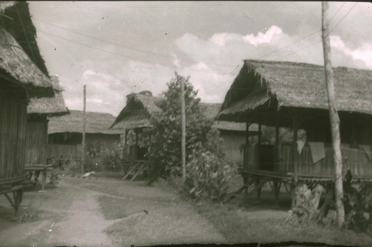 BD/309/291 - 
Straat met traditionele paalwoningen in Ransiki
