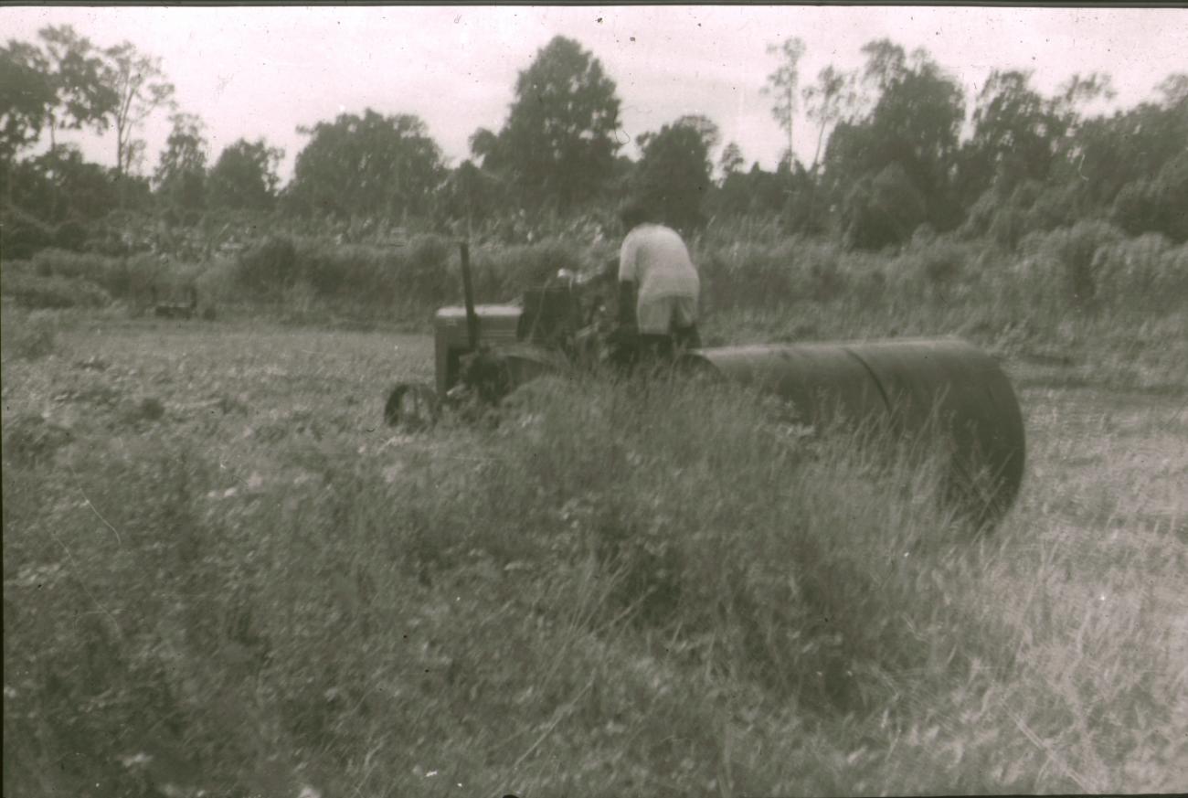 BD/309/294 - 
Twee mannen bezig met het egaliseren van de grond met landbouwtractor 
