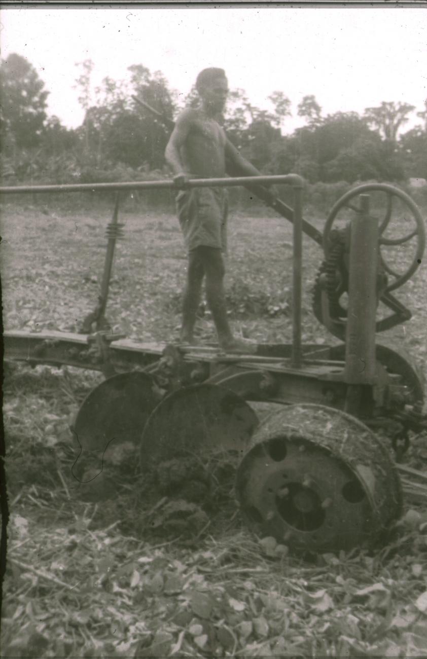 BD/309/300 - 
Man bewerkt de grond met een frees ten behoeve van akkerbouw
