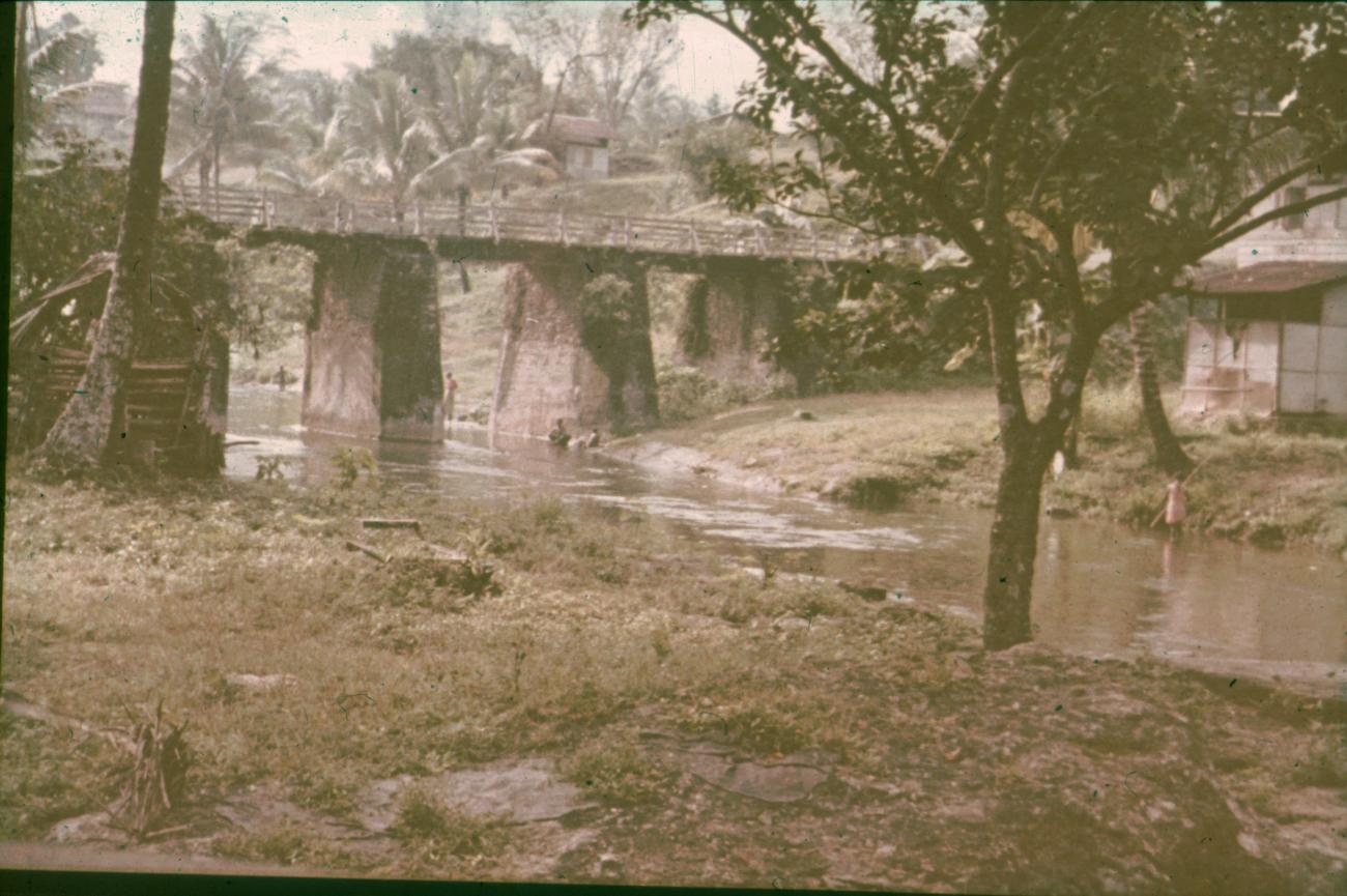 BD/309/325 - 
Landschap van brug over een &quot;moderne&quot; rivier in de Vogelkop
