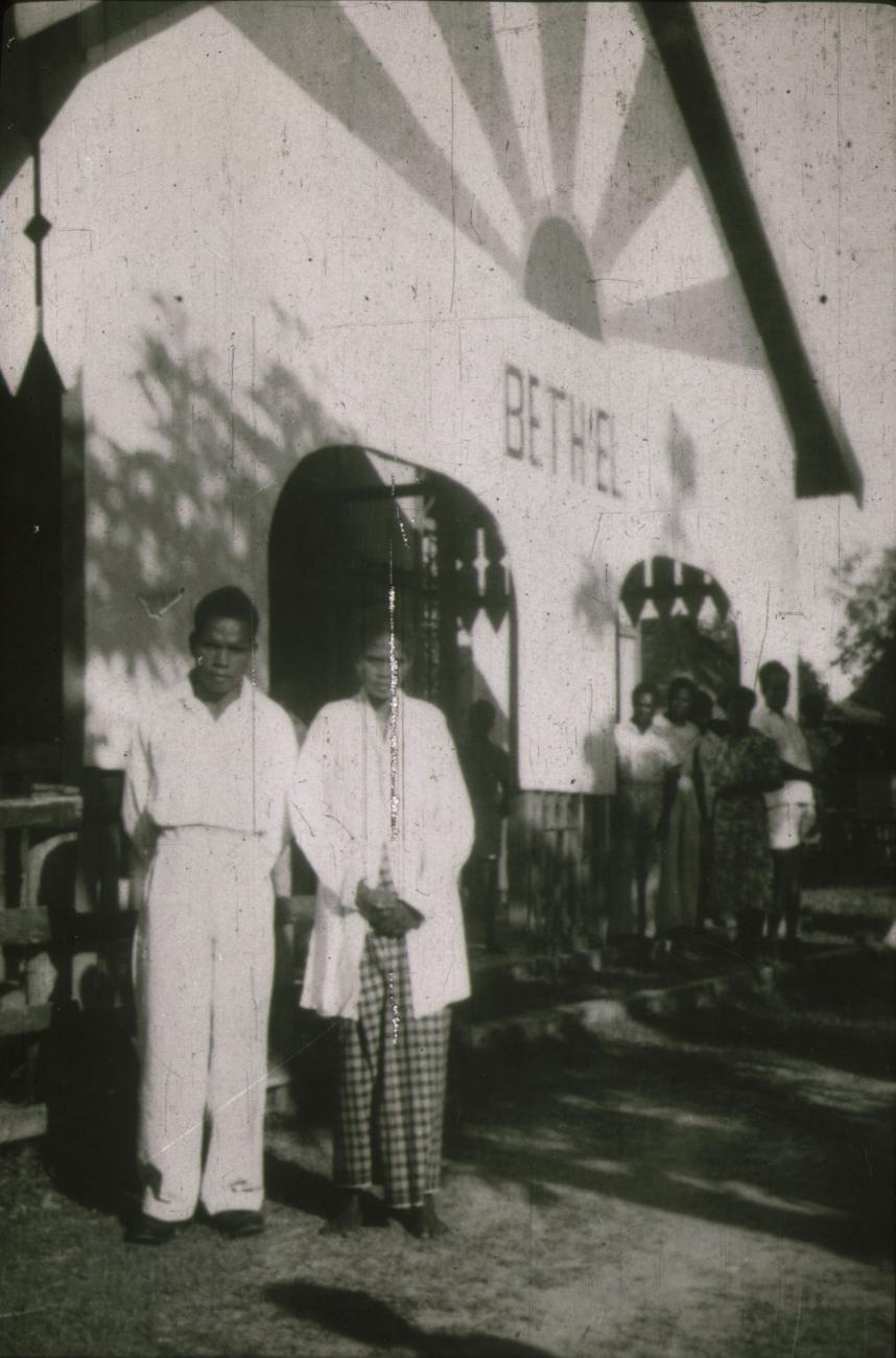 BD/309/344 - 
Kergangers voor de Bethelkerk in Inawatan
