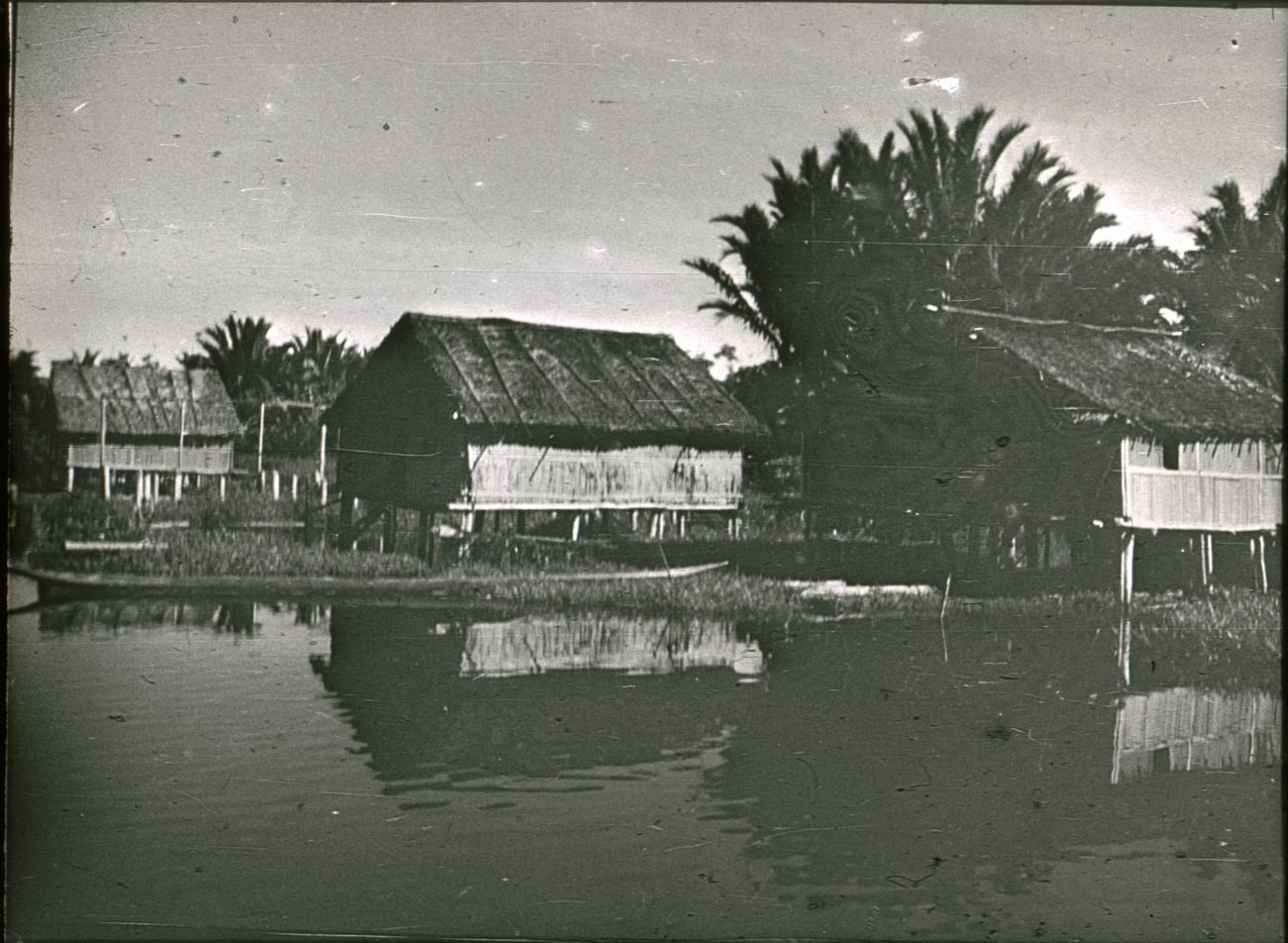 BD/309/352 - 
Paalwoningen aan de rivier in het dorp Kasueri
