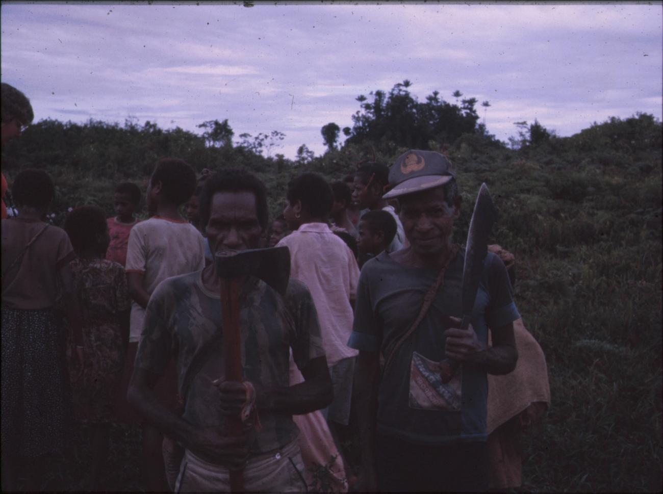 BD/309/365 - 
Mannen uit het dorp Kambuaya met bijl en machete (onduidelijk)
