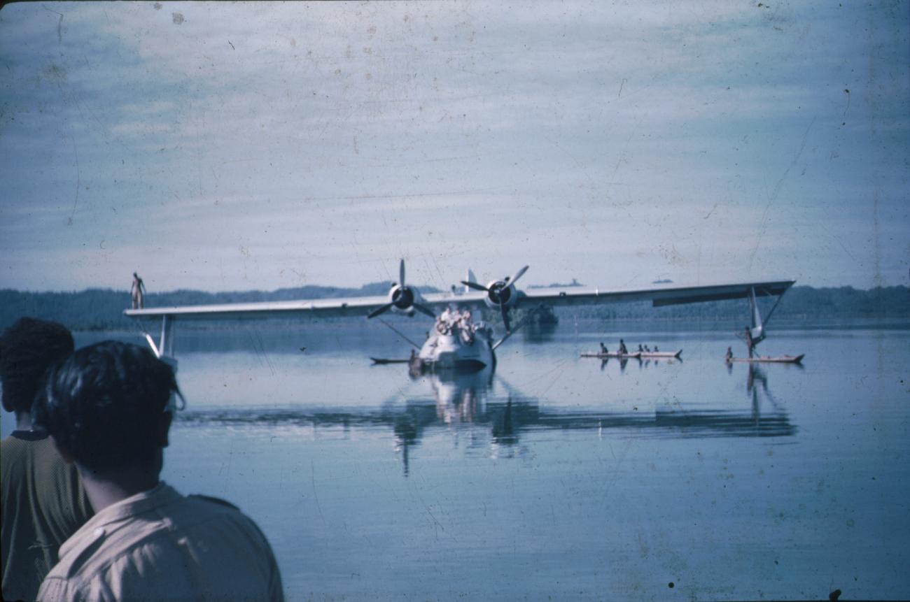BD/309/367 - 
Een Catalina vliegboot op bezoek in Ajamaroe 

