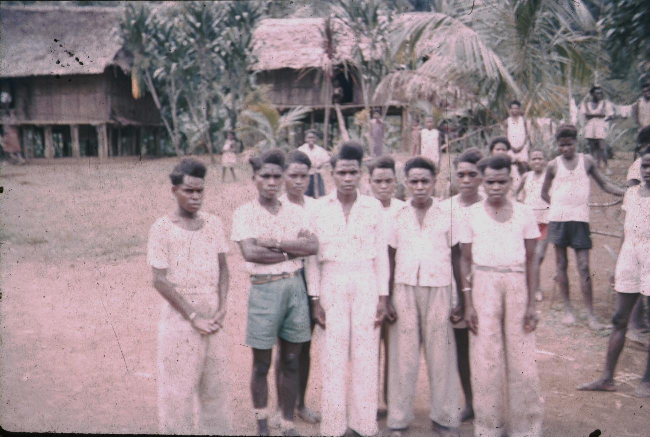 BD/309/377 - 
Dorpsgezicht met groep mannen uit het dorp Sosenek
