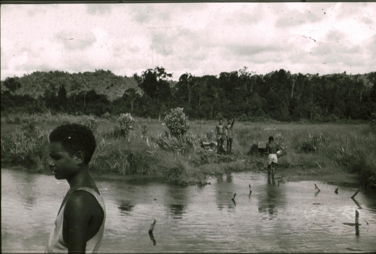 BD/309/391 - 
Landschap met mannen bezig in een riviertje
