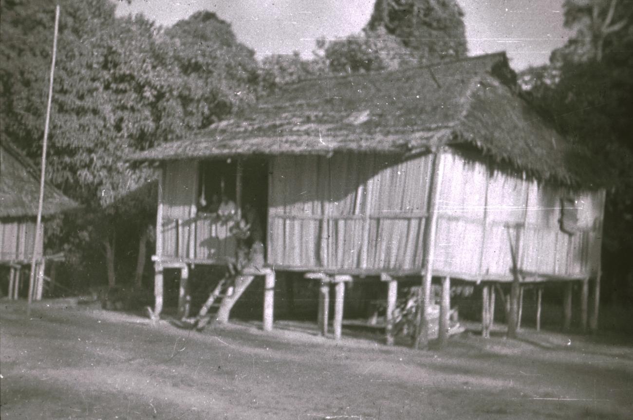 BD/309/394 - 
Paalwoning in het dorp Sayal
