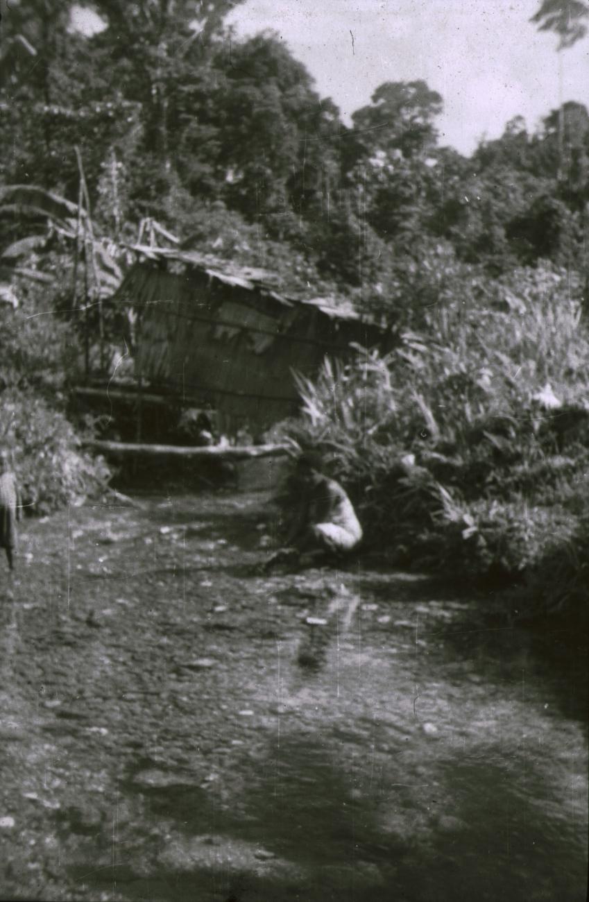 BD/309/395 - 
Vrouw gehurkt in droge rivierbedding
