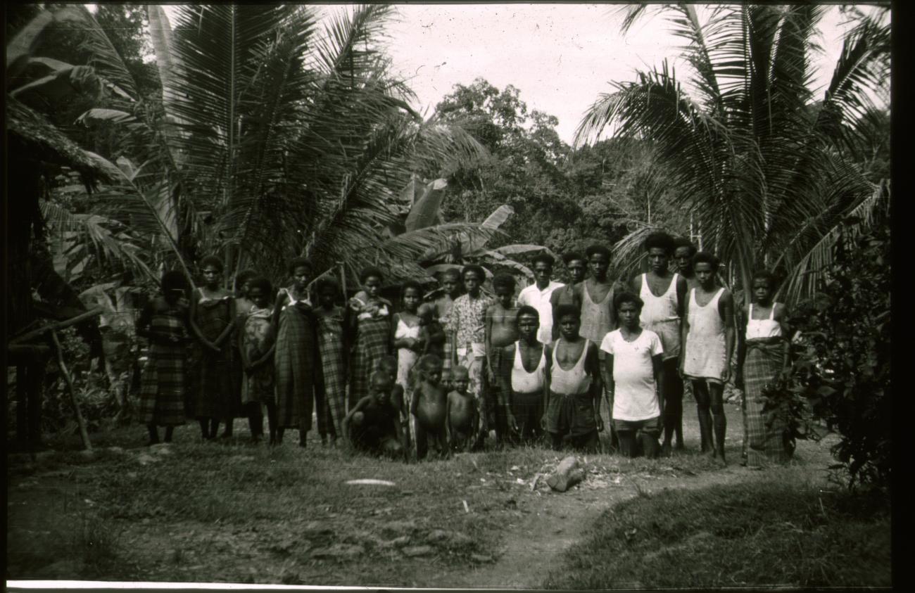 BD/309/397 - 
Groep inwoners uit het dorp Scendi poserend voor de foto

